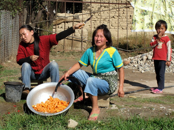 Frauen und Kind in Kirgisistan