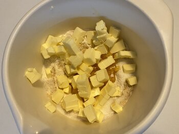 Butter würfeln und auf Mehlrand setzen