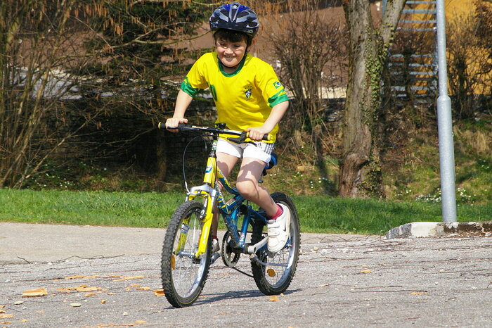 Kind beim Radfahren in Österreich