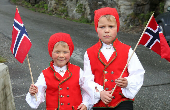 Norwegische Kinder in Tracht