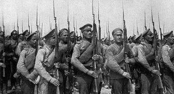 Russische Soldaten marschieren zur Front