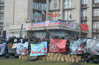 Barrikaden an einem Verwaltungsgebäude in Donezk, das von prorussischen Aktivisten besetzt wurde
