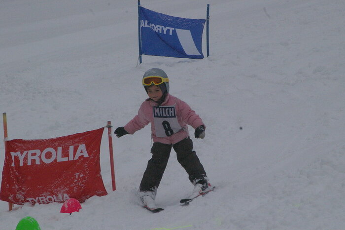 Kind beim Skifahren in Österreich