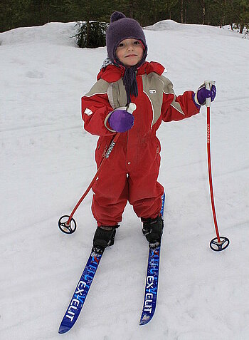 Kind in Norwegen beim Skifahren