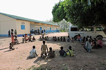 Schulkinder in Togo spielen im Kreis