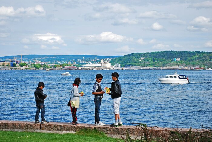 Kinder am Fjord
