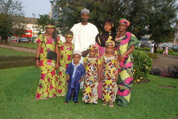 Familie aus Kamerun in traditioneller Kleidung