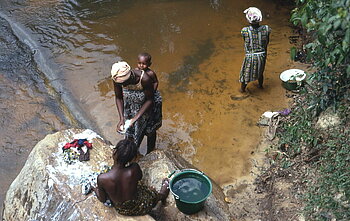 Waschtag am Fluss bei den Loma