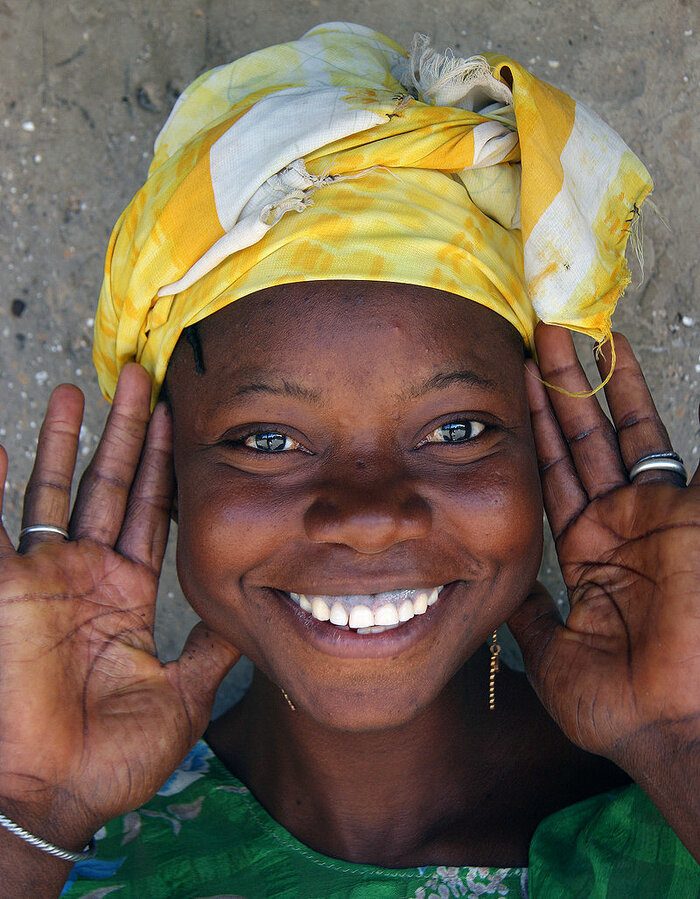 Fröhliches Mädchen aus Gambia