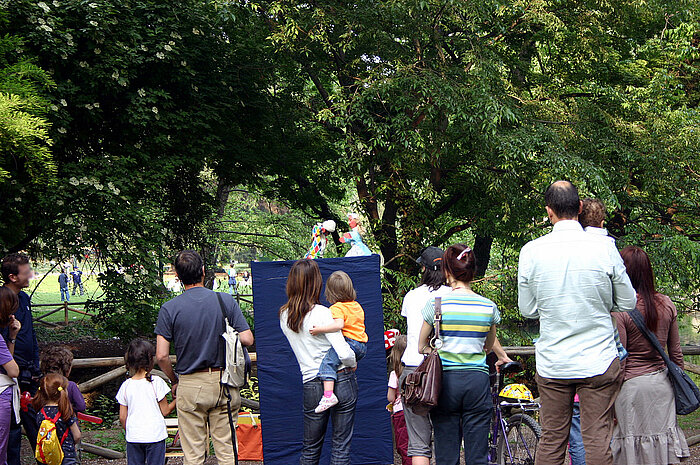 Kasperletheater im Park in Mailand