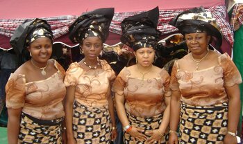 Frauen aus Nigeria in Yoruba-Kleidung