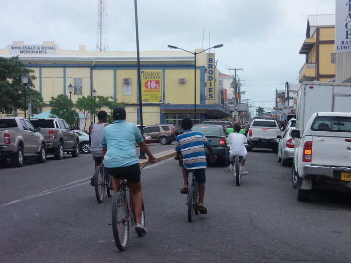 Radfahrer in Belize Stadt