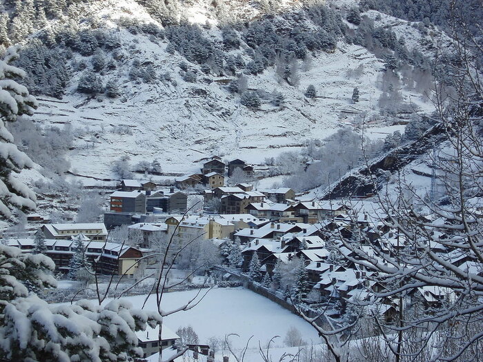 Dorf in Andorra im Winter
