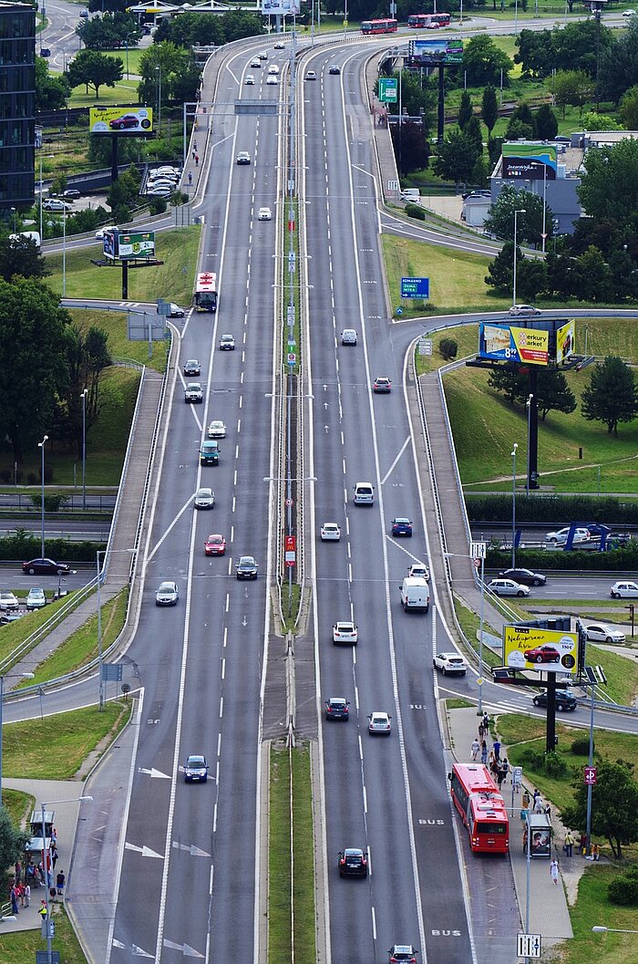 Mehrspurige Straße in Bratislava