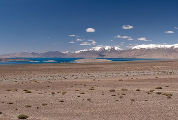 Karakul vor dem Pamir-Gebirge