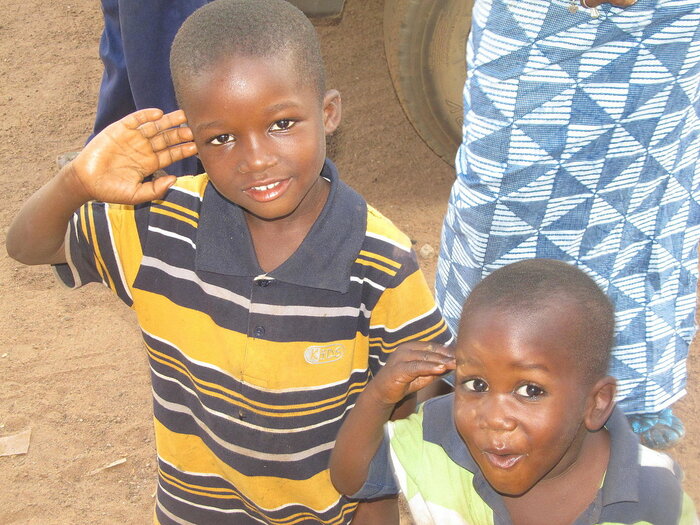 Zwei fröhliche Jungs aus der Elfenbeinküste
