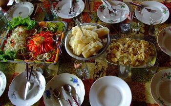 Tisch mit Essen auf Kuba