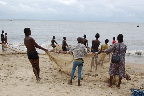 Junge Fischer in Kamerun