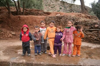 Kinder im Atlasgebirge