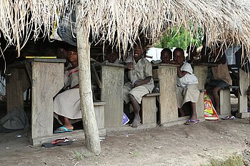 Unterricht in Togo draußen