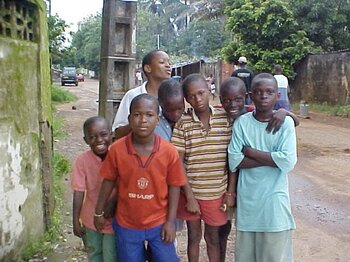 Kindergruppe, die Straßen flickt