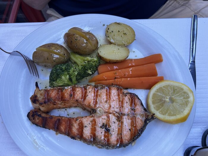 Lachs essen in Portugal Gericht im portugiesischen Restaurant