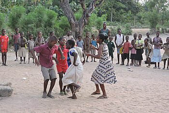 Kinder aus Togo tanzen