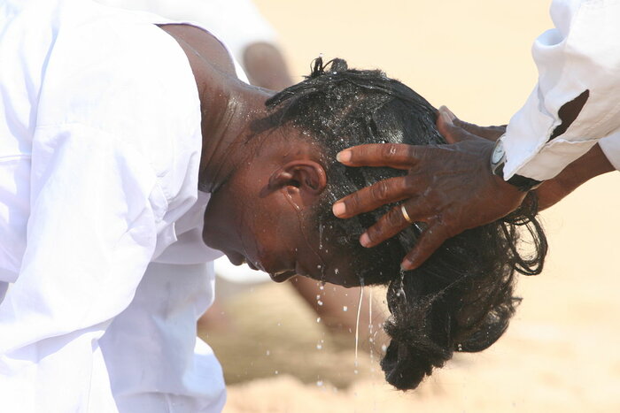 Taufe einer Frau in Benin
