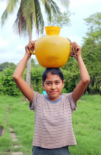 Patricia aus El Salvador holt Wasser