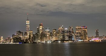 Skyline von New York nachts Wolkenkratzer