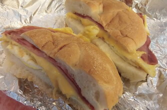 Sandwich vom Food Truck New Yorker essen