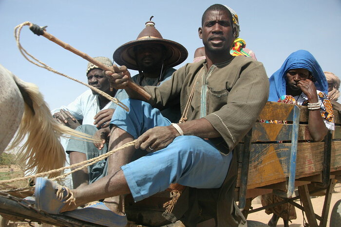 Malier auf dem Weg zum Markt in Djenné