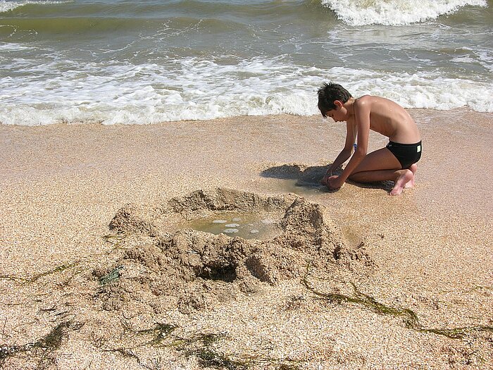 Junge am Strand in der Ukraine