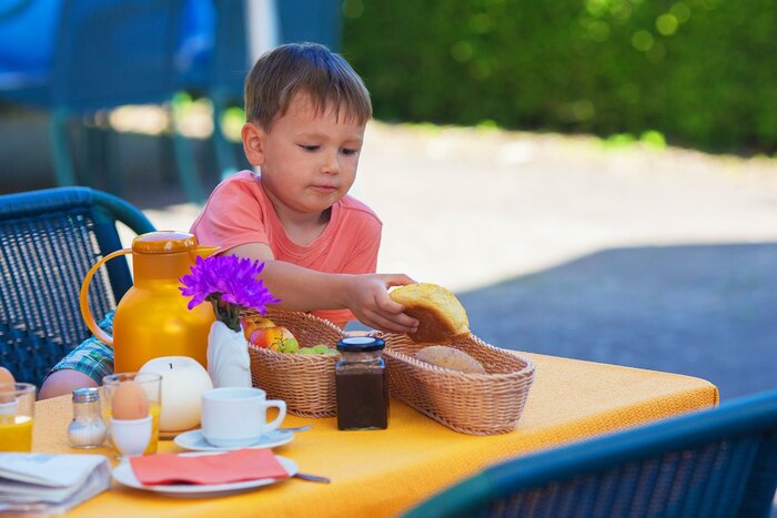 Kind beim Frühstück