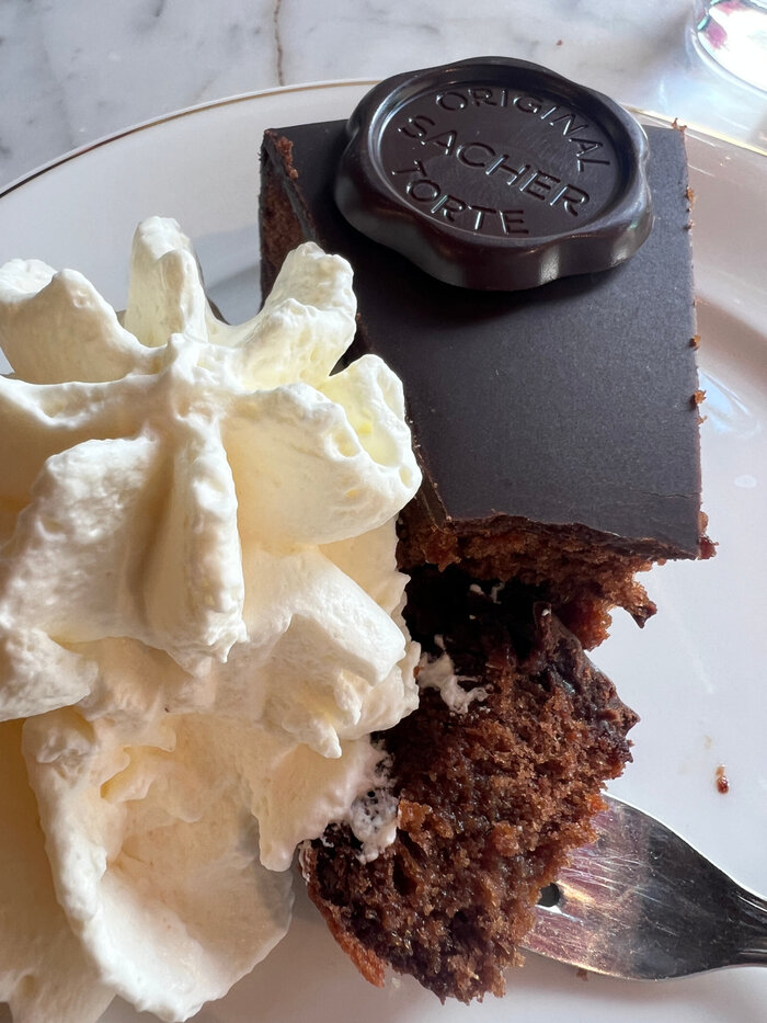 Sachertorte im Café Sacher Wien, Sehenswürdigkeiten: Café sacher und Sachertorte