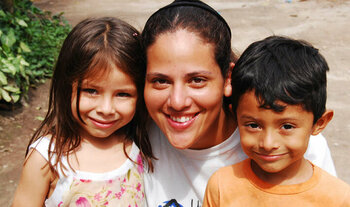 Junge und Mädchen aus El Salvador