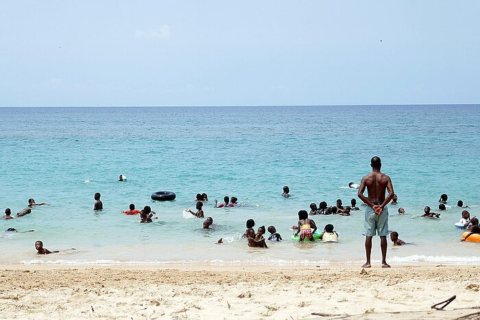 Kinder baden am Strand von Sao Tome