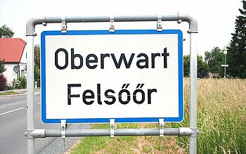 Zweisprachiges Ortsschild in Oberwart (ungarisch: Felsőőr) im Burgenland