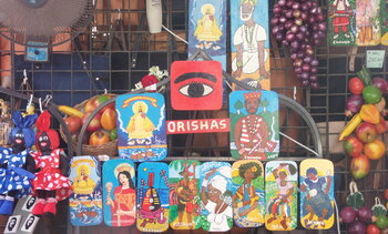 Orishas auf Bildern an einem Marktstand