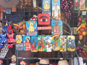 Orishas auf Bildern an einem Marktstand