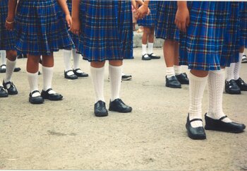 Mexikanische Mädchen in Schuluniform