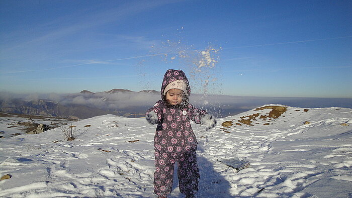 Mädchen in den Bergen im Schnee