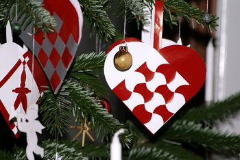 Weihnachtsherzen am dänischen Weihnachtsbaum