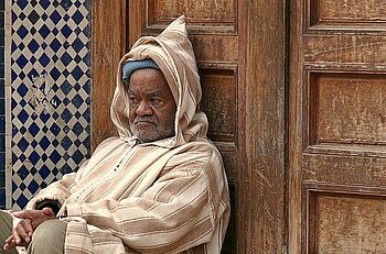 Ein Bettler am Eingang zur Qarawiyyin-Bibliothek in Fès