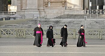 Kardinäle auf dem Petersplatz
