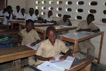 Schüler im Klassenraum in Elfenbeinküste