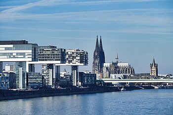 Köln liegt am Rhein