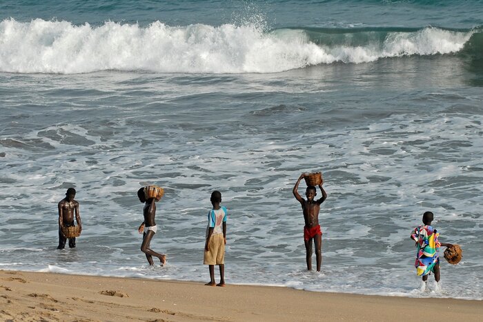 Kinder in Ghana sammeln Muscheln