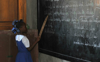 Schülerin aus Haiti an der Tafel