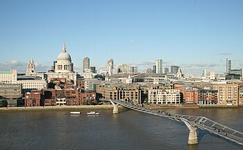 Großbritanniens Hauptstadt: Blick auf London über die Millennium Bridge